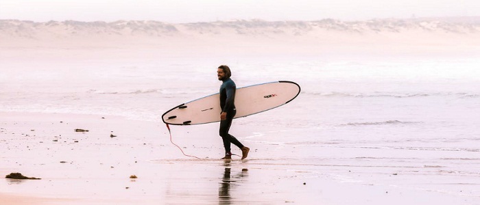 Combinaison, planche, … Quels sont les indispensables pour aller surfer ?